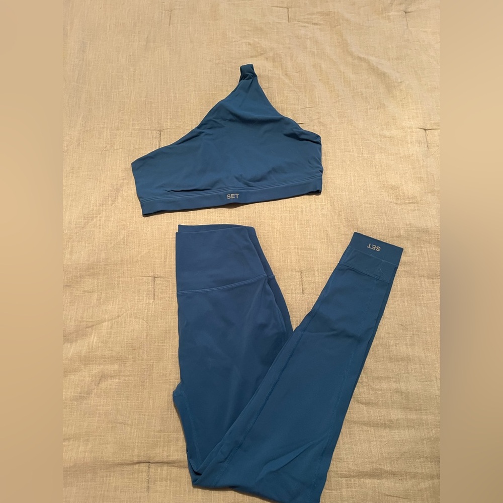 SPORTBODY™ LEGGINGS & ONE SHOULDER BRA  COLOR: SCUBA  
SIZE: LARGE